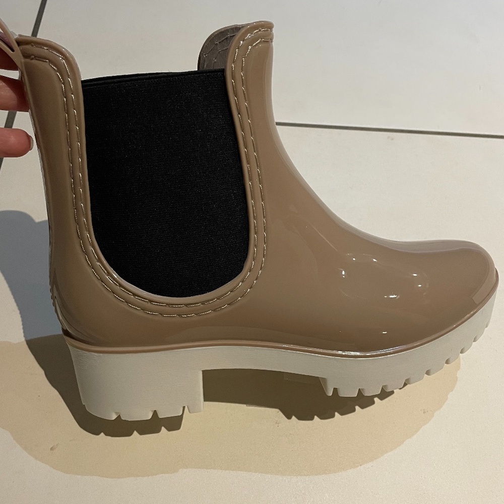 BRAND NEW CHELSEA BEIGE GLOSSY RAIN BOOTS